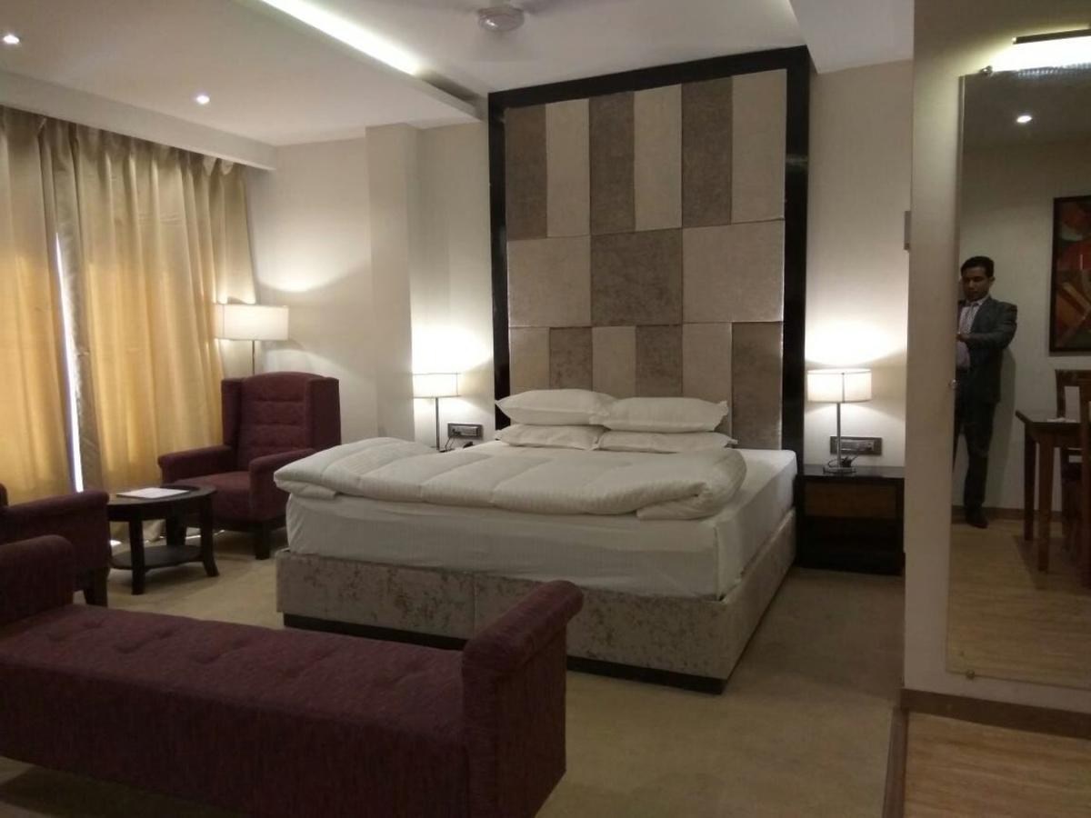 בהופאל Hotel Surendra Vilas מראה חיצוני תמונה