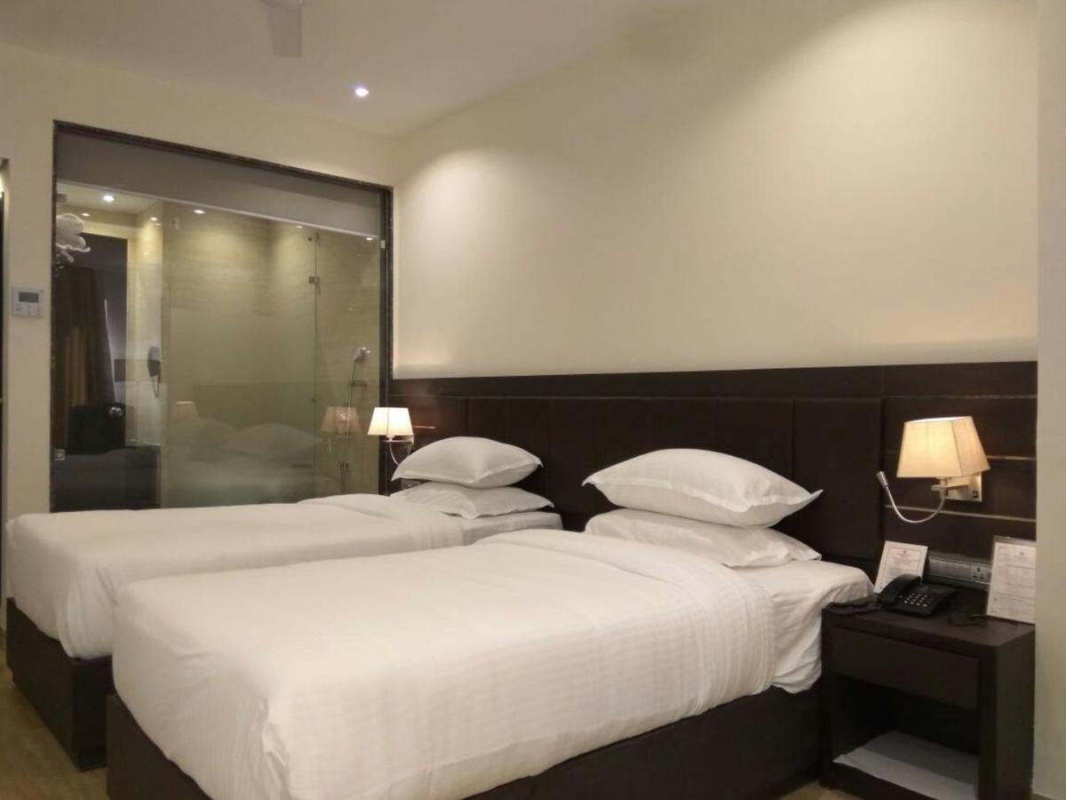 בהופאל Hotel Surendra Vilas מראה חיצוני תמונה