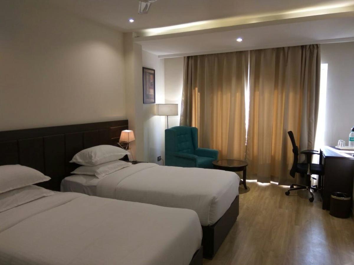 בהופאל Hotel Surendra Vilas מראה חיצוני תמונה