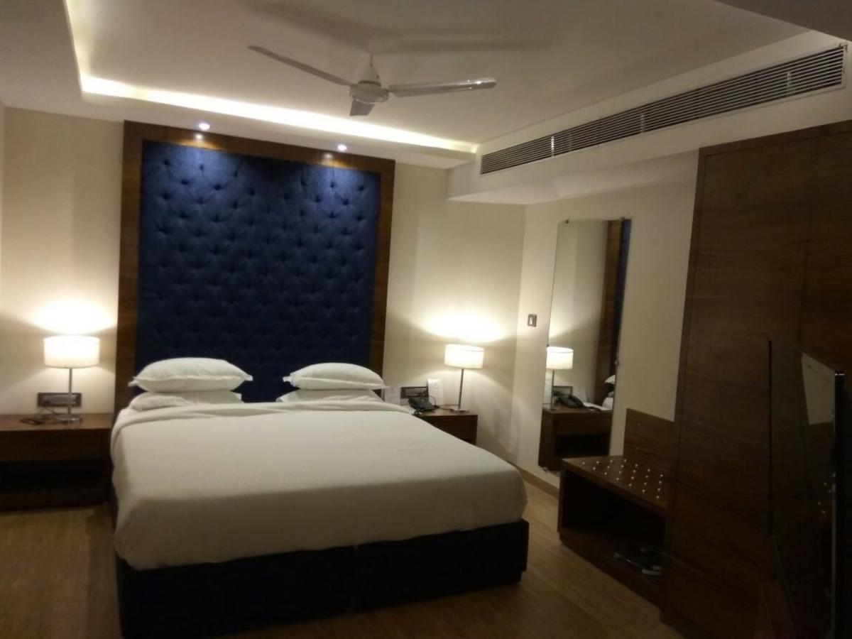 בהופאל Hotel Surendra Vilas מראה חיצוני תמונה
