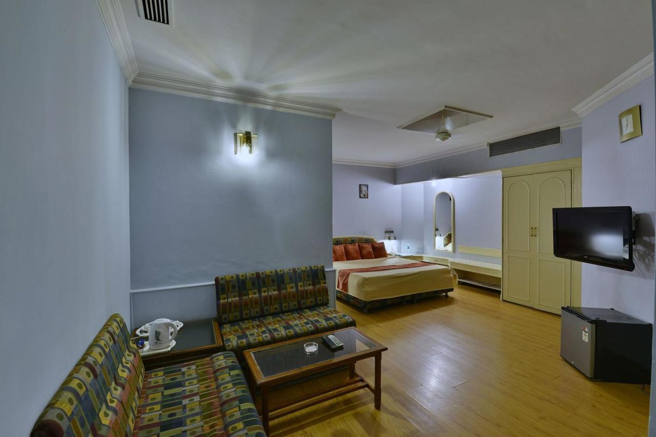 בהופאל Hotel Surendra Vilas מראה חיצוני תמונה